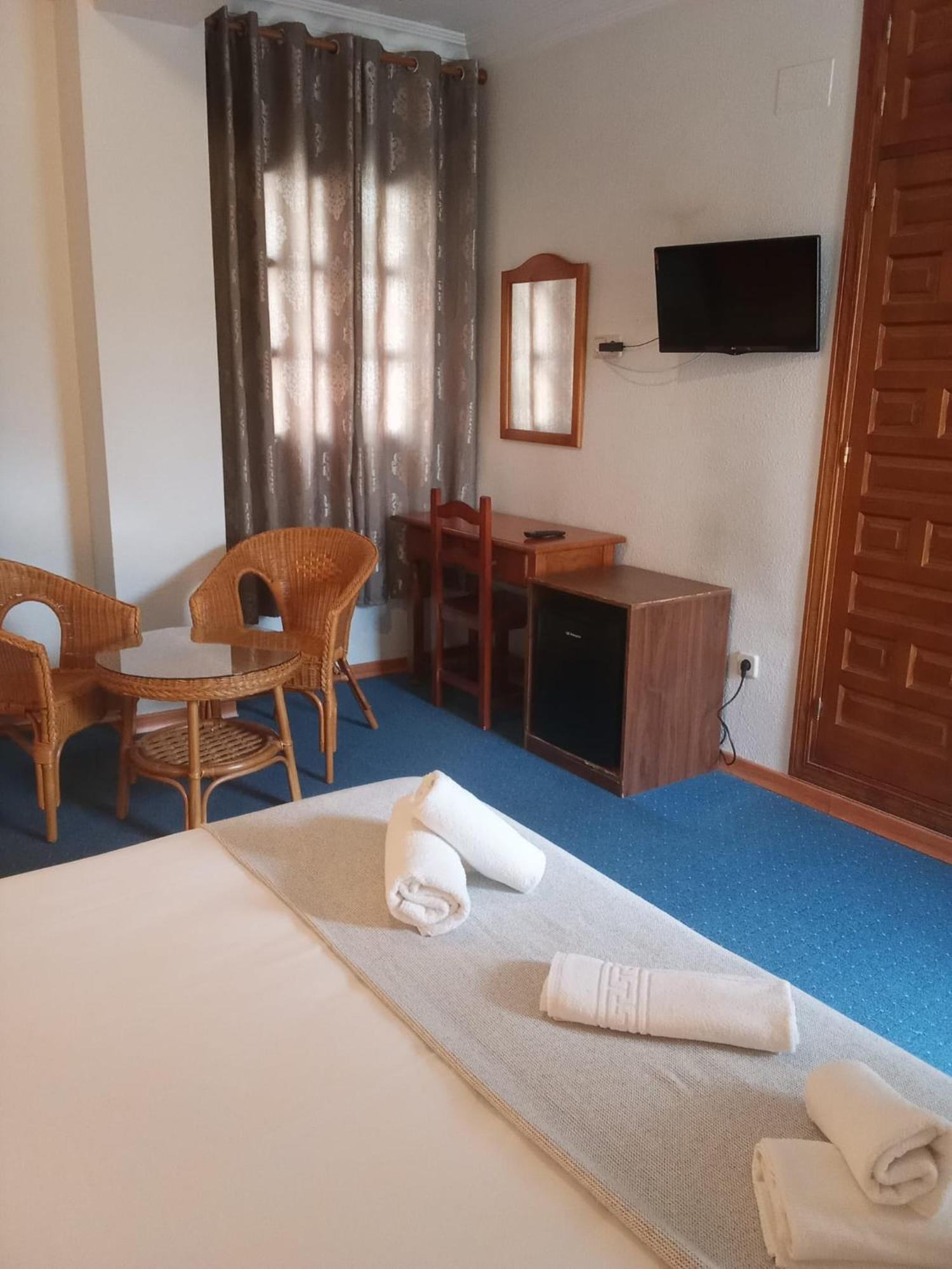 Hotel Mairena Mairena De Alcor Bagian luar foto