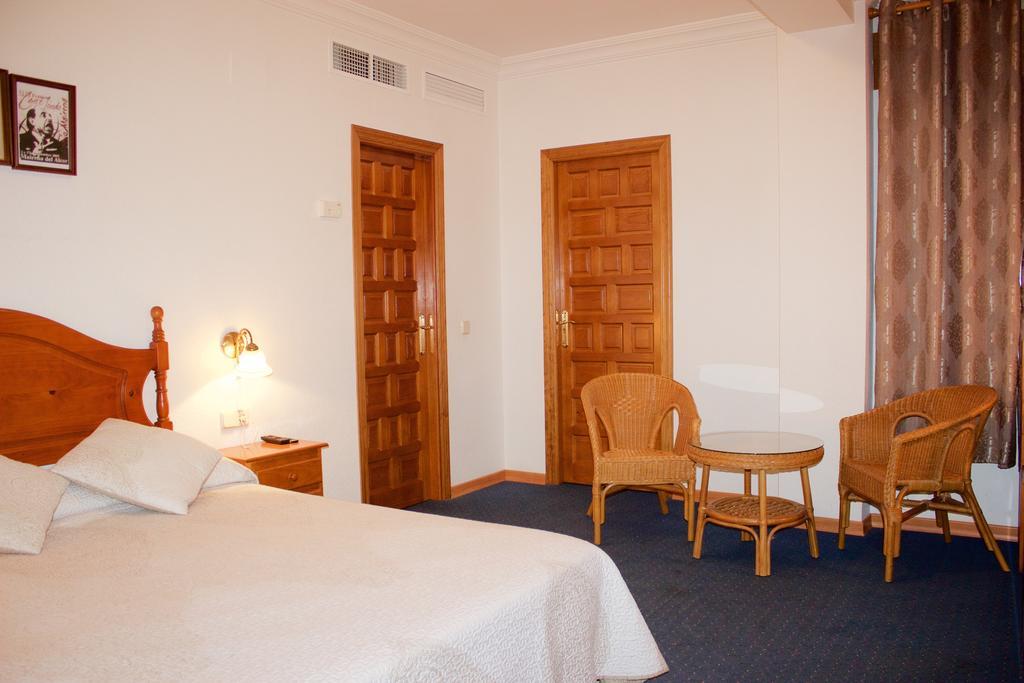 Hotel Mairena Mairena De Alcor Bagian luar foto