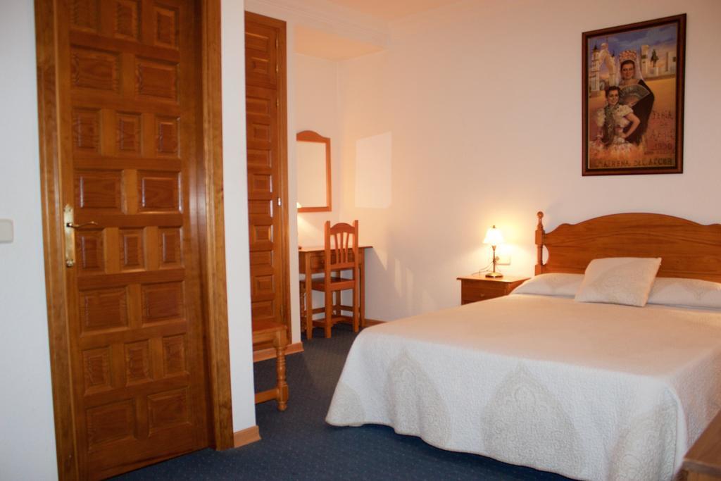 Hotel Mairena Mairena De Alcor Bagian luar foto
