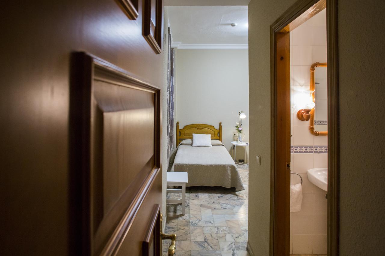 Hotel Mairena Mairena De Alcor Bagian luar foto