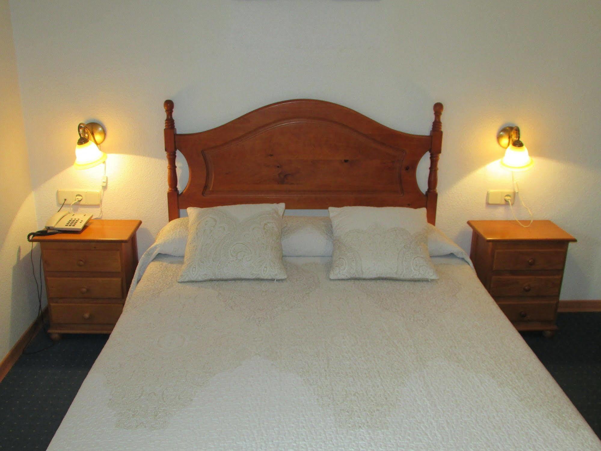 Hotel Mairena Mairena De Alcor Bagian luar foto